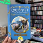 Fotografía de la portada del Libro Quidditch a través de los tiempos 9786287507937