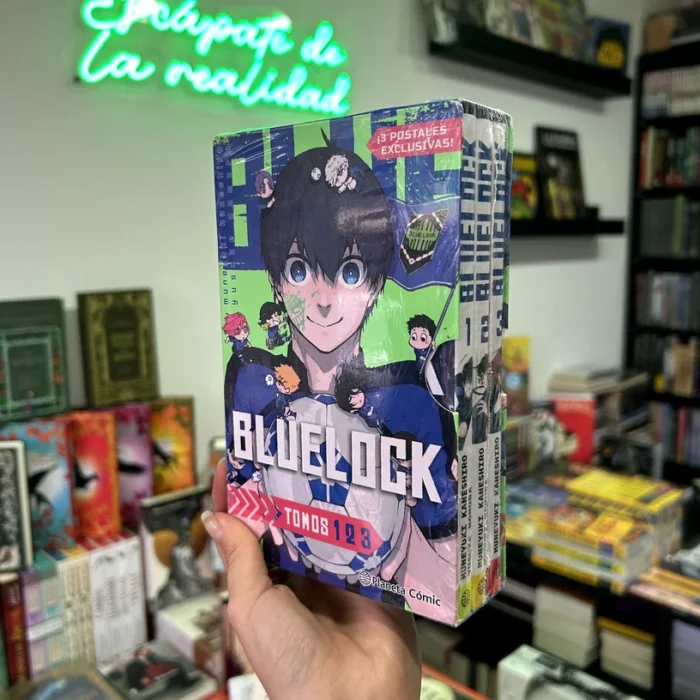 Fotografía de la portada del Manga Blue Lock Set Pack Tomos 1, 2 y 3 con postales 9788411610346